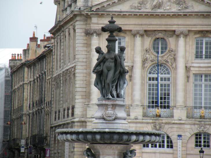  gros plan sur les trois statues de la place de la Bourse